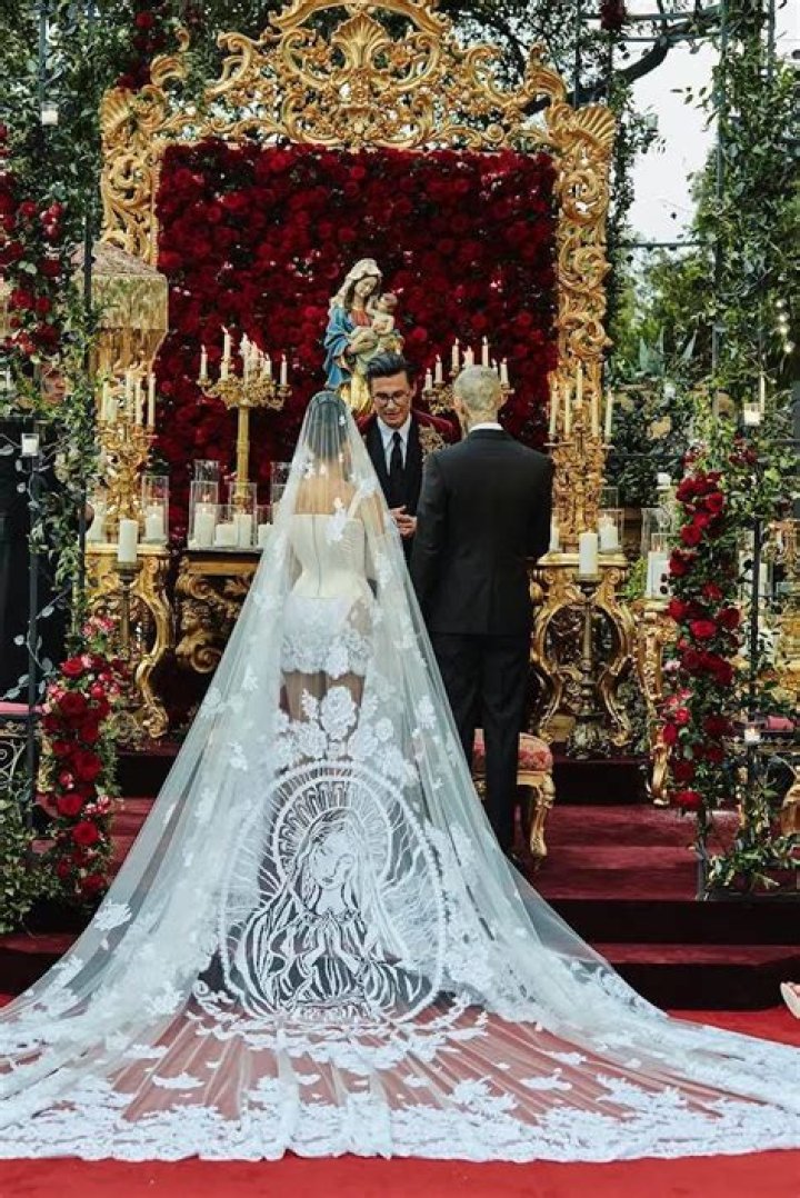 Kourtney Kardashian's Wedding Dress: A Glimpse into the Iconic Bridal Style